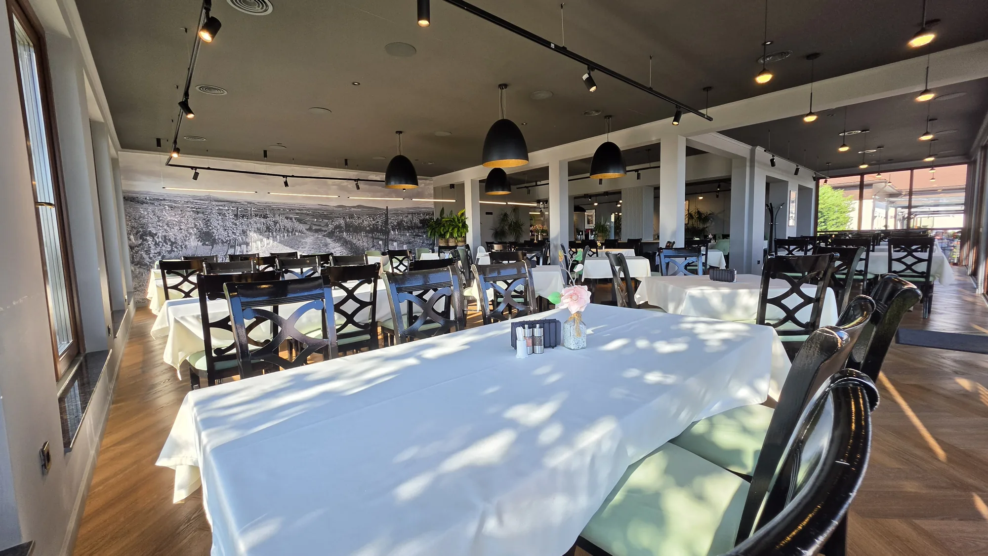 Sala interioară a restaurantului Hotel Jelna, cu mesele aranjate