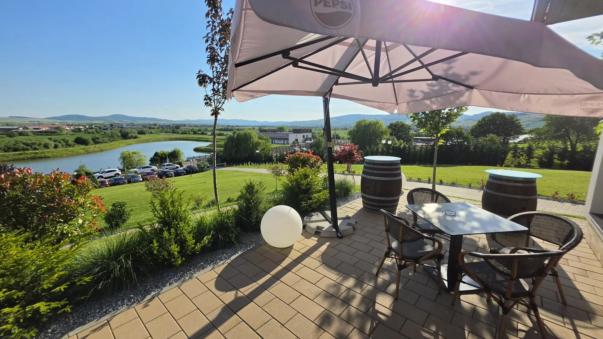 Terasa exterioară a restaurantului, cu panoramă spre luncă