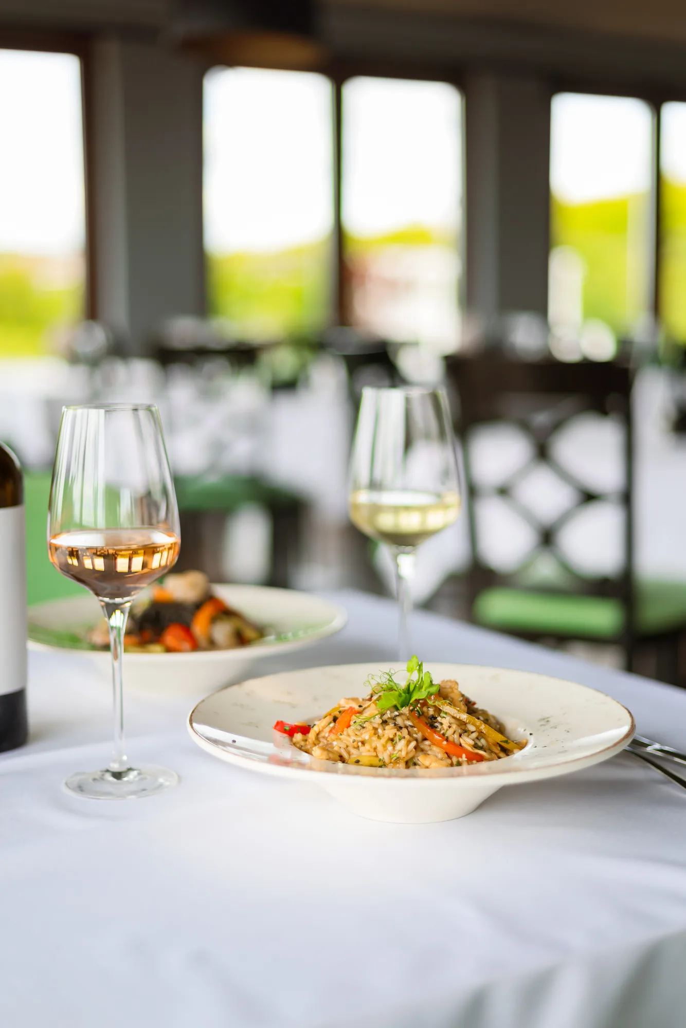 Preparat servit alături de un pahar de vin alb din crama Jelna