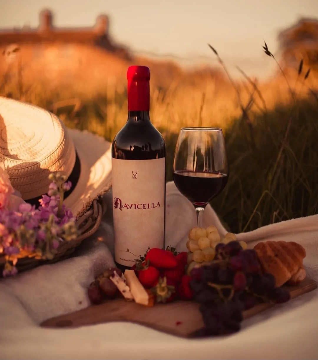 Vin roșu Navicella al cramei Jelna, la apus